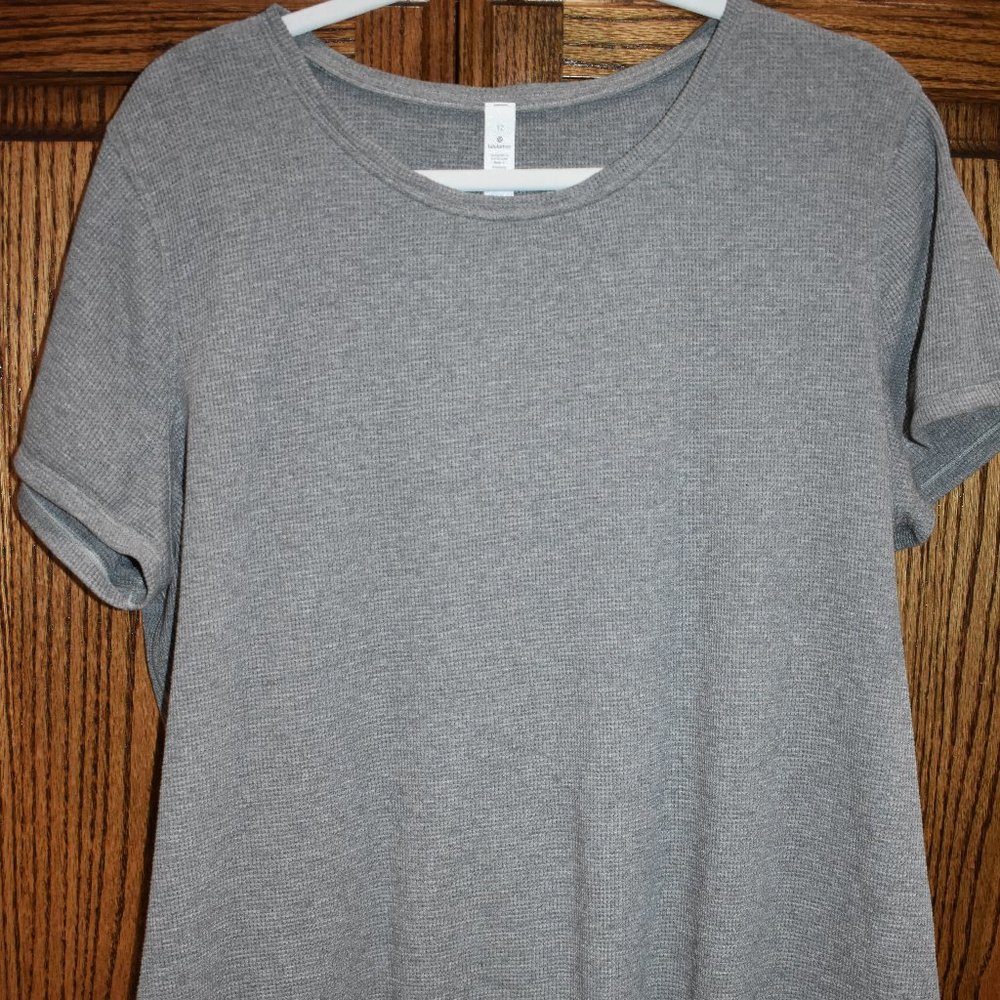 Lululemon Gray Waffle Weave Short Sleeve Tee size 12 EUC